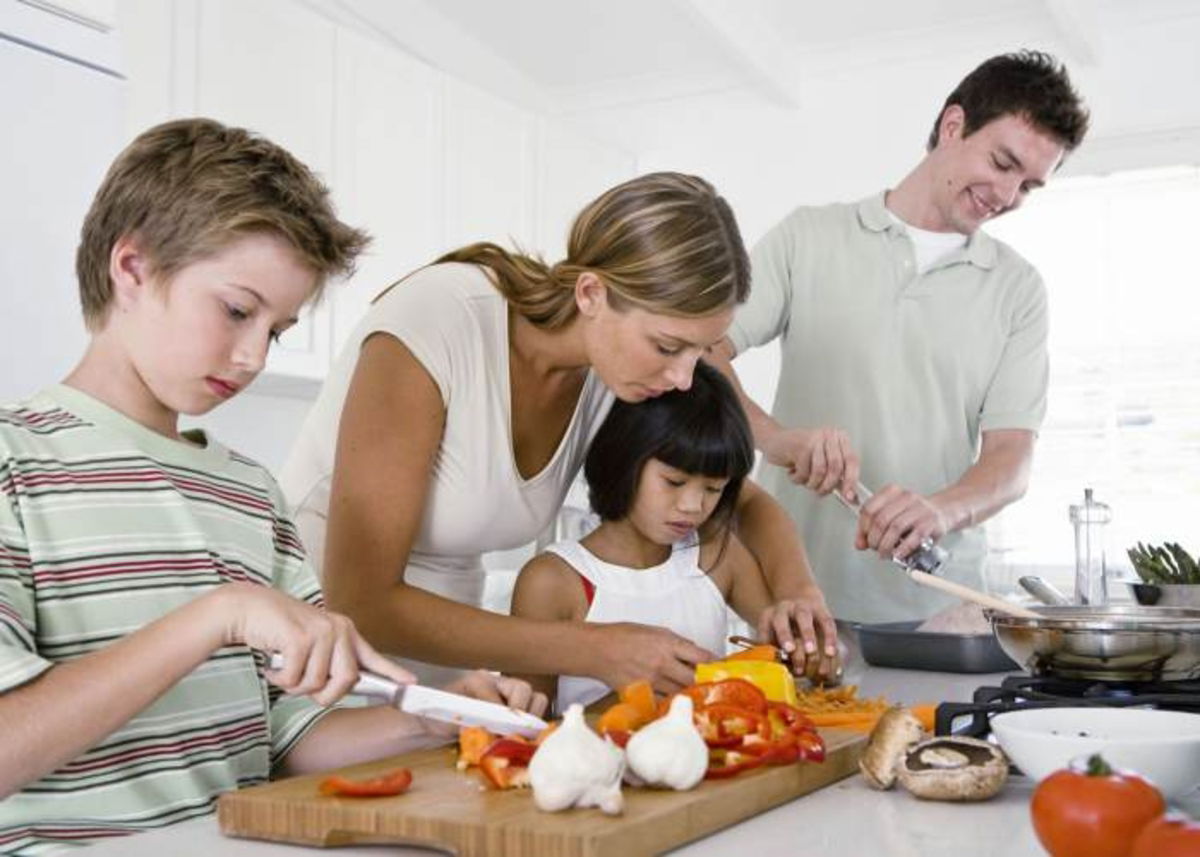 Familia prepearando comida
