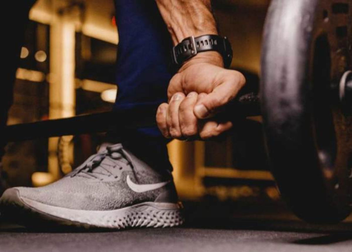 Hombre cargando peso