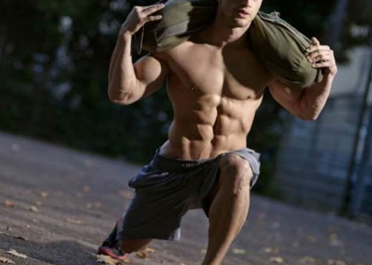 Hombre con saco arena