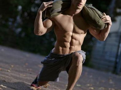 Ejercicios con saco de arena para lograr un abdomen de acero