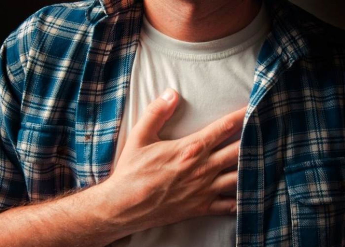 Hombre tocando pecho