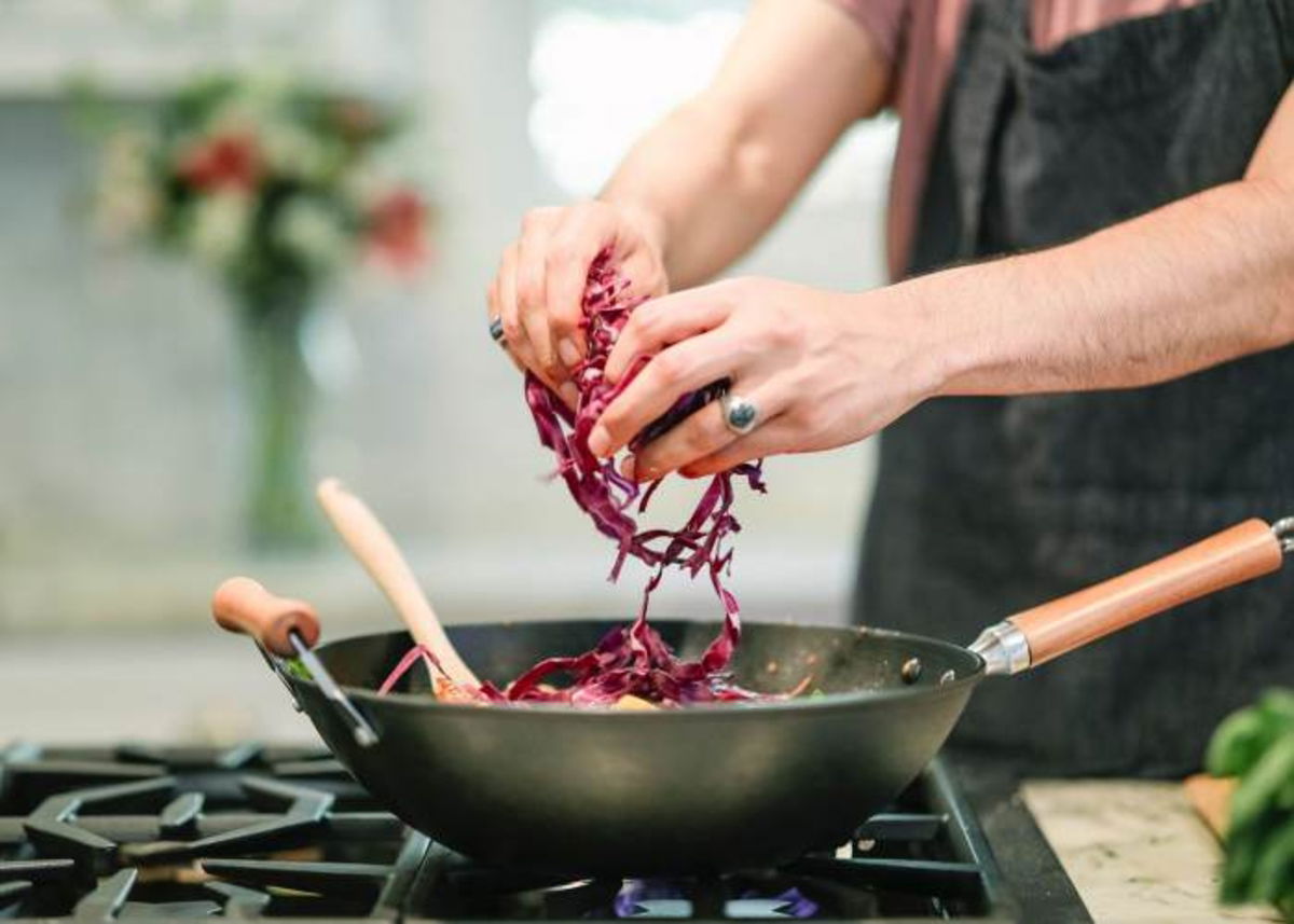 Mujer cocinando sartén