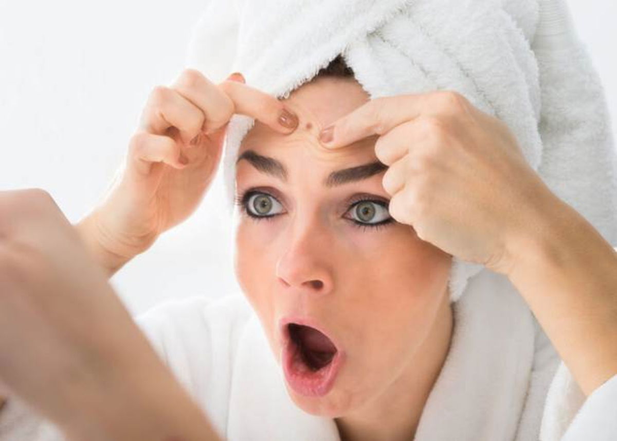 Mujer con grano en la frente