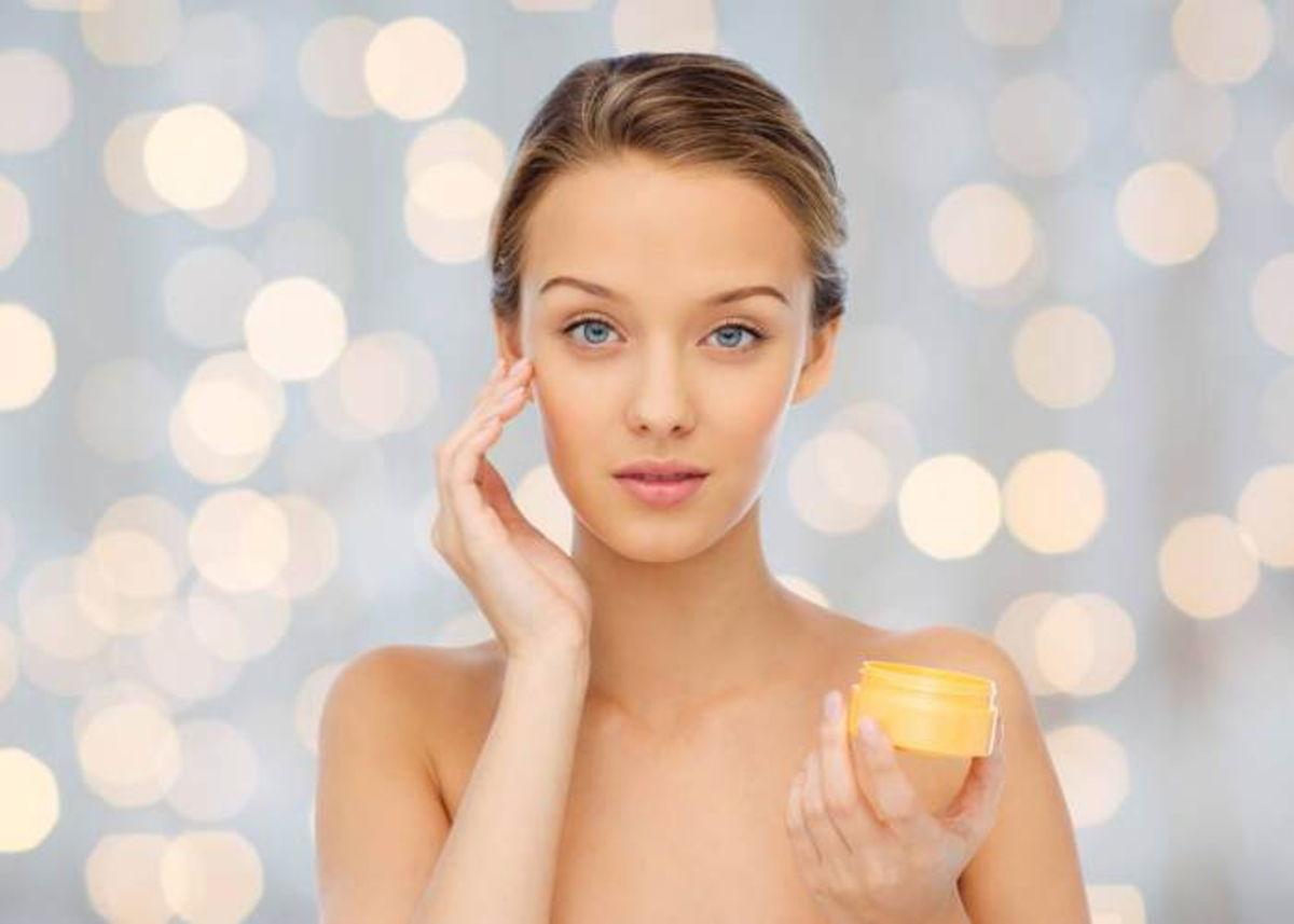 Mujer con producto belleza