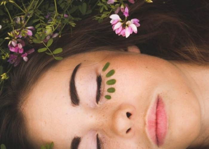 Mujer con rostro al natural