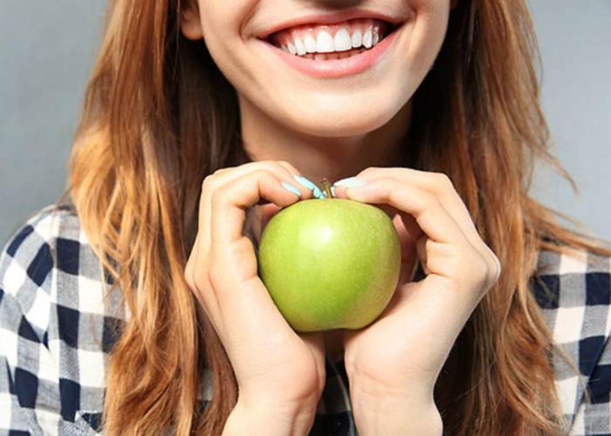 Mujer con una manzana