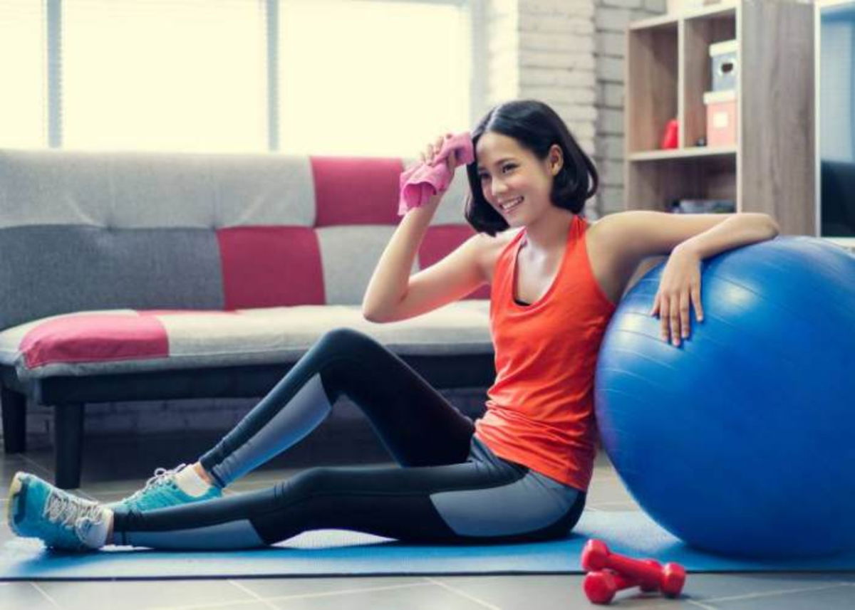 Mujer en casa con equipo gimnasio