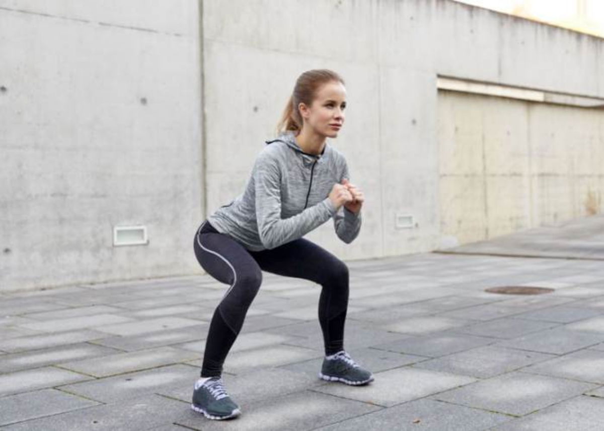 Mujer haciendo sentadillas
