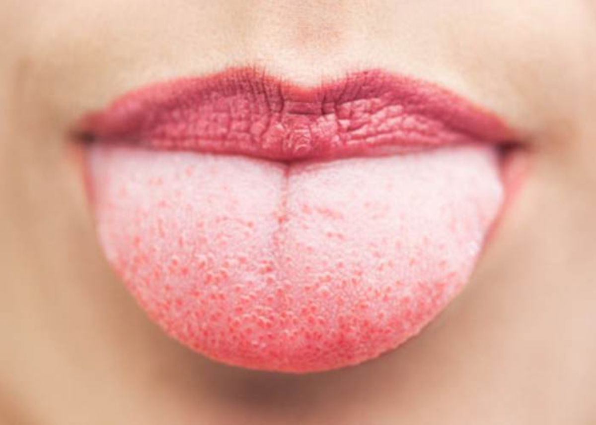 Mujer saca la lengua