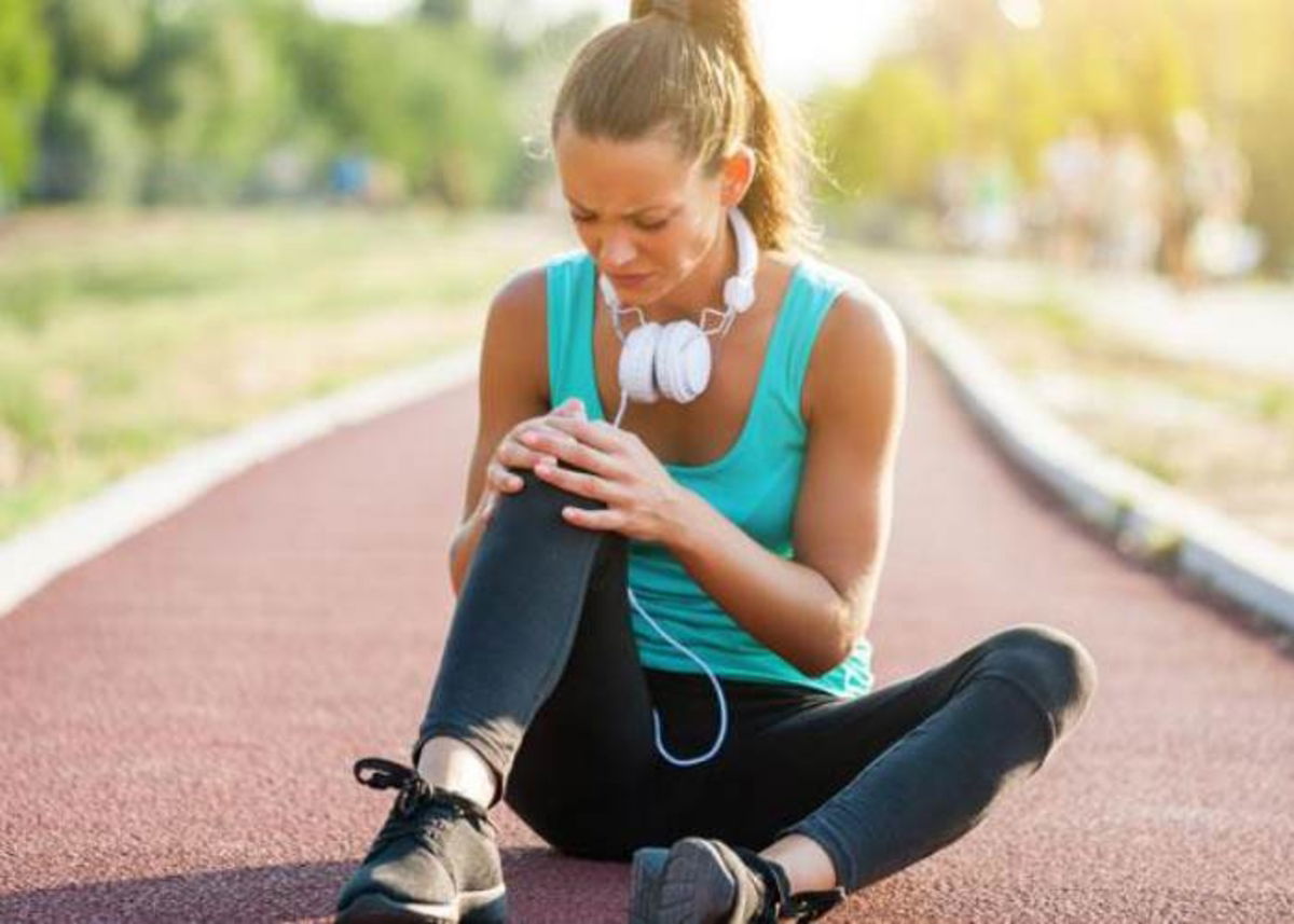 Mujer tomando rodilla