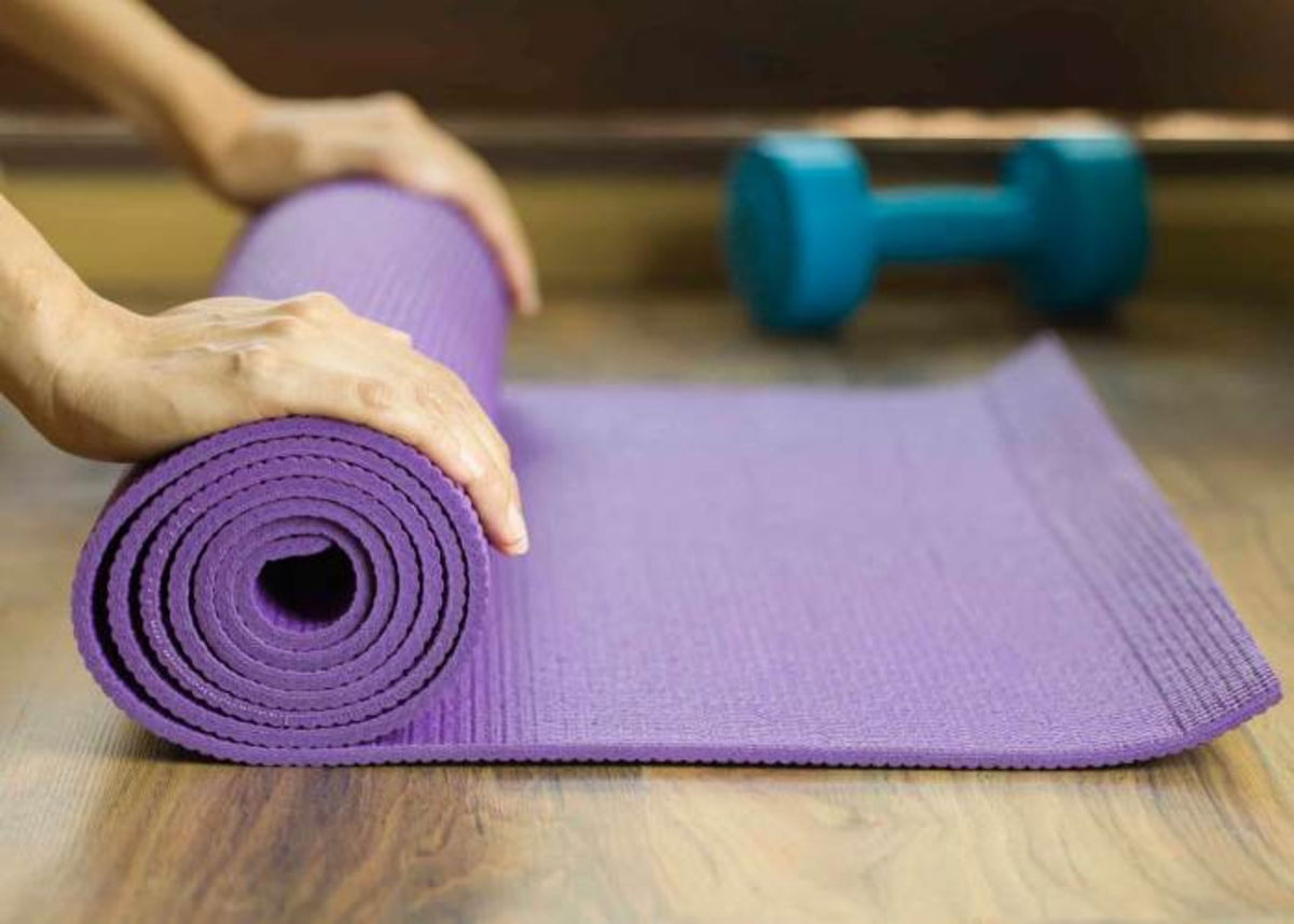 Persona enrrollando esterilla