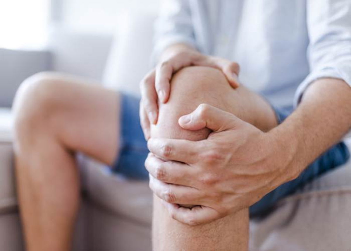 Persona tocando rodilla