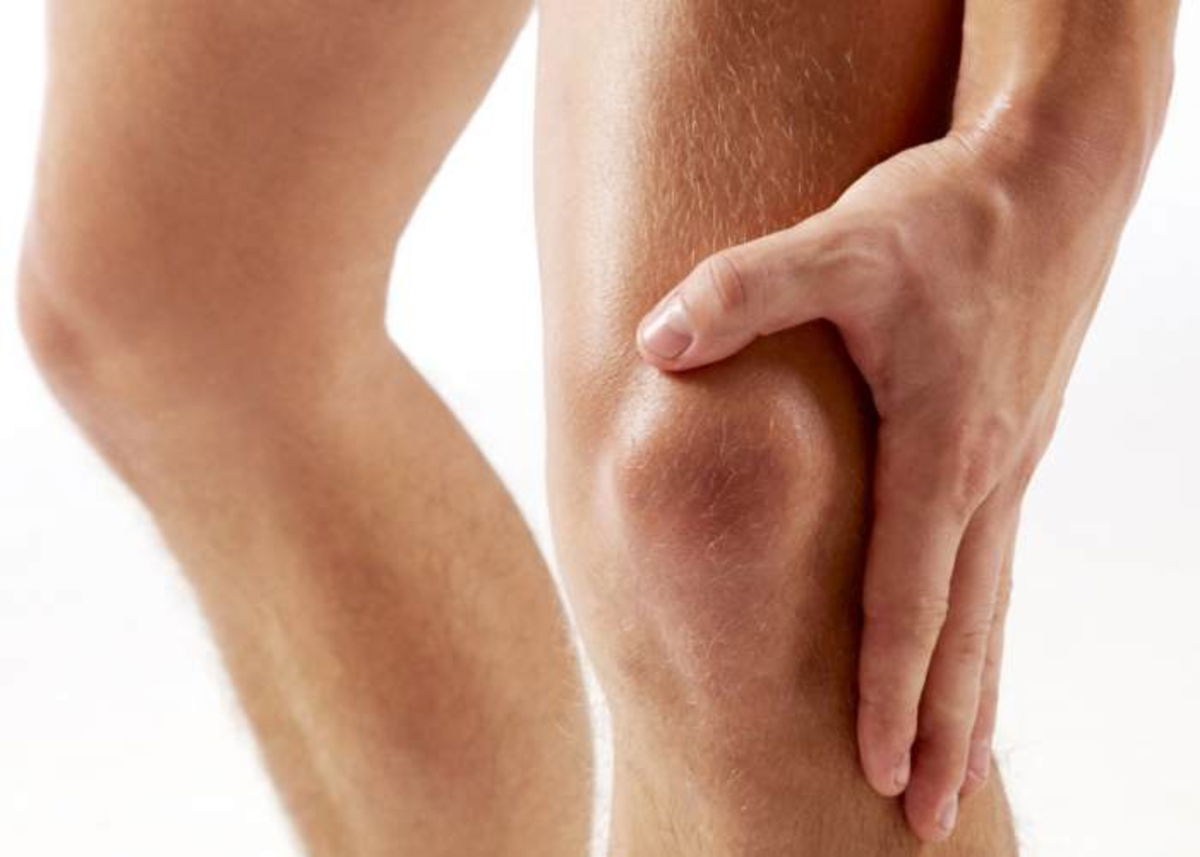 Persona tocando rodilla