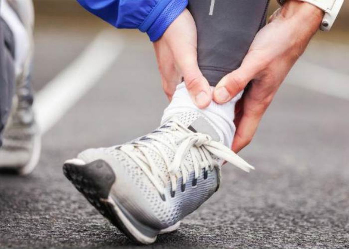 Persona tocando tobillo