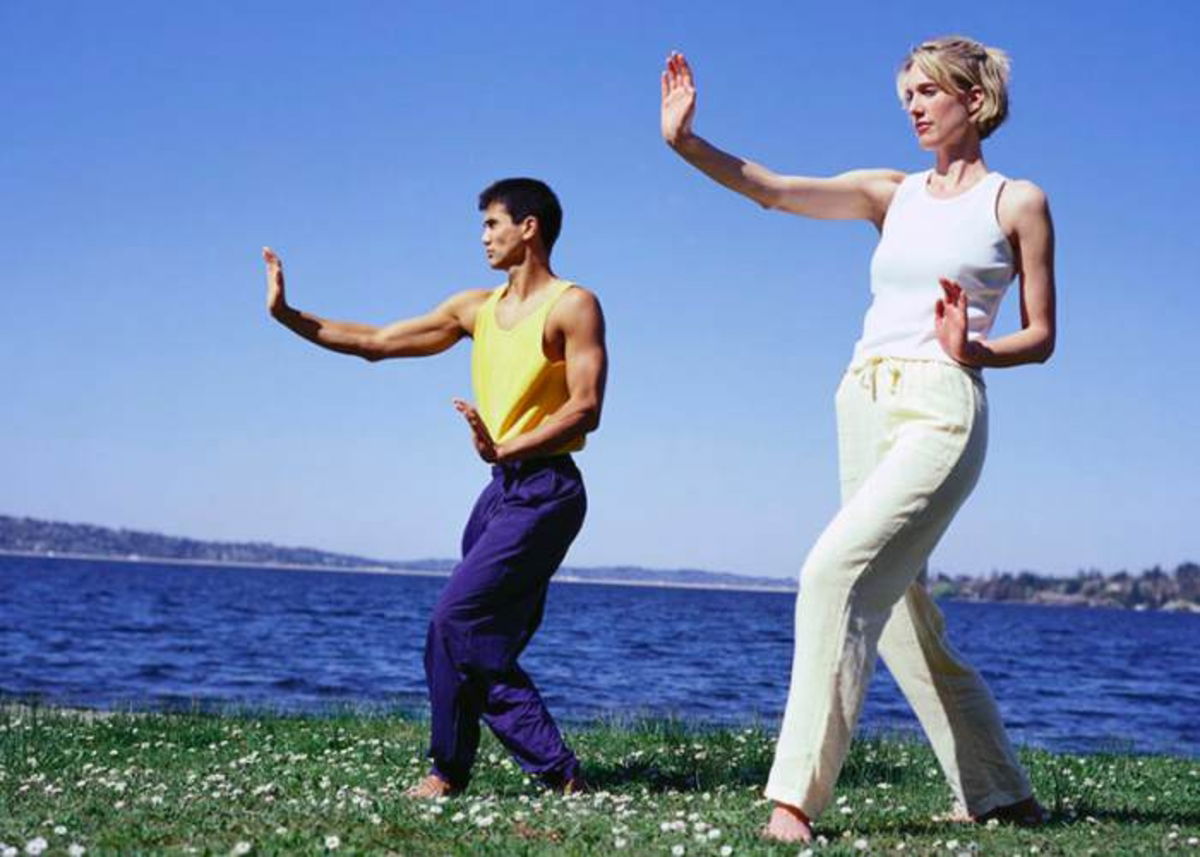Personas haciendo Tai Chi