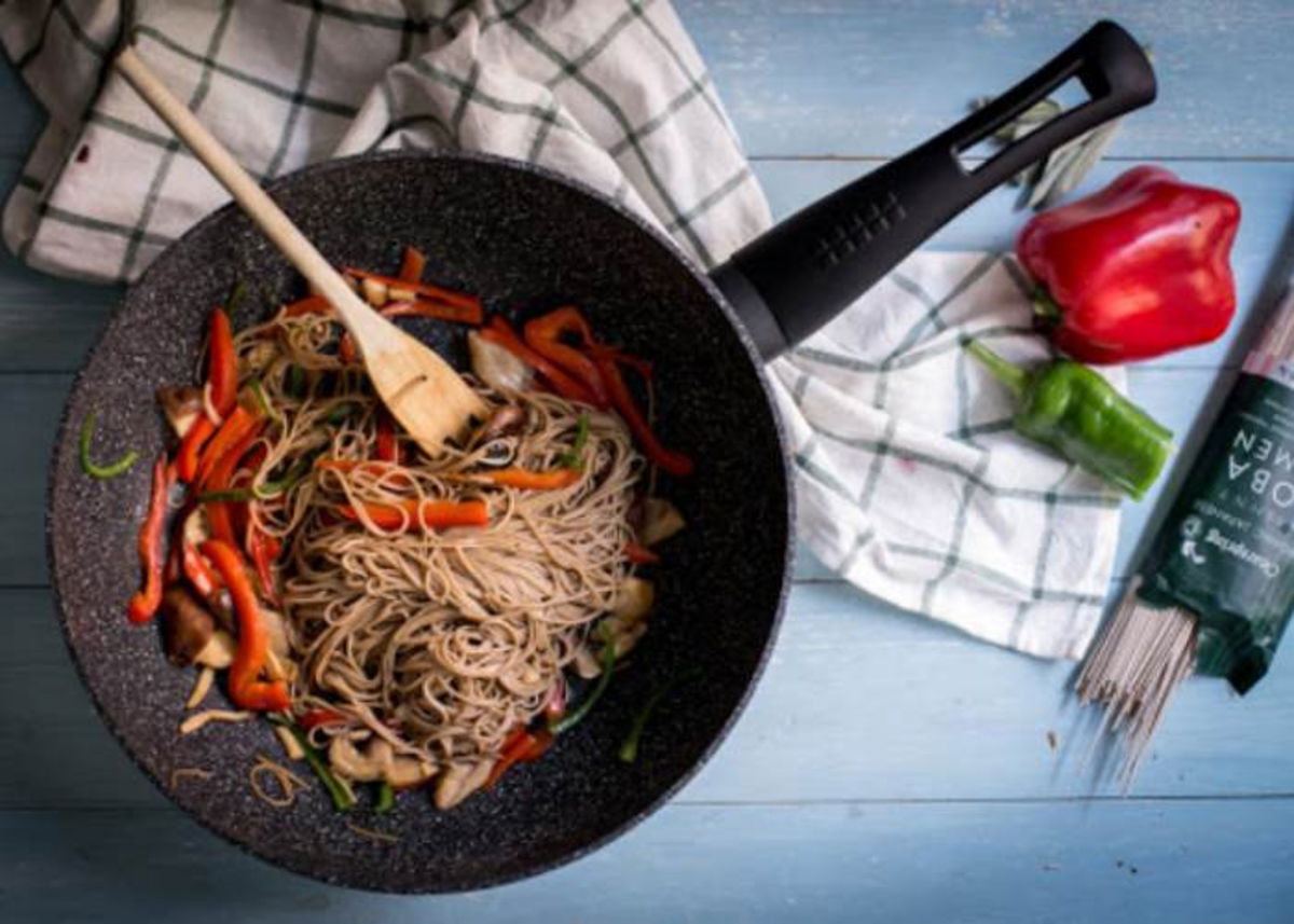 Sartén con fideos soba
