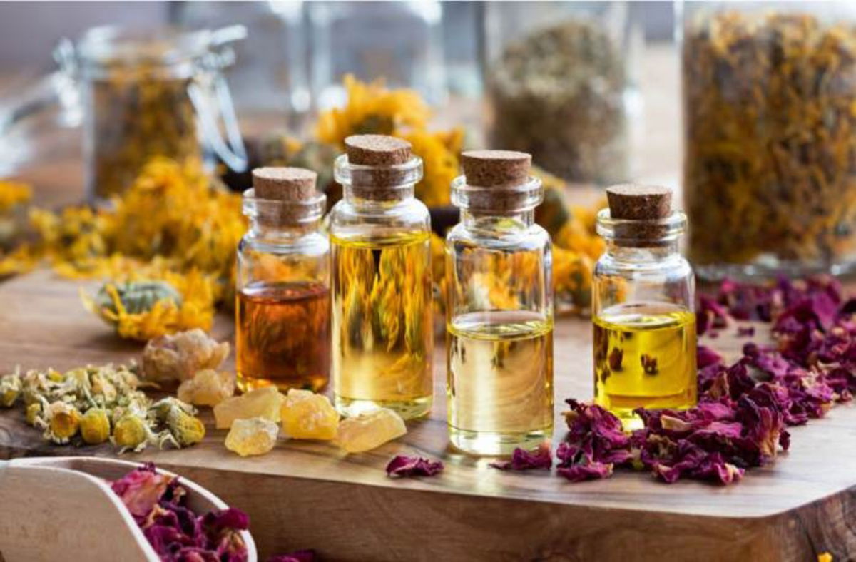 Mujer tocando espalda