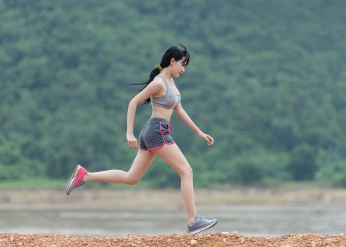 Chica corriendo al aire libre