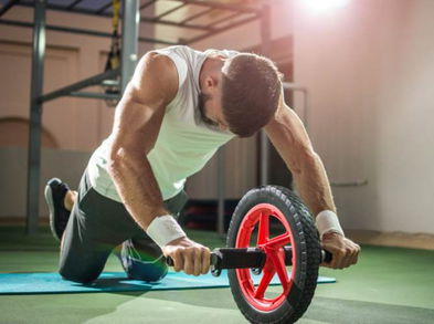 Ejercicios para fortalecer brazos y abdomen con rueda abdominal