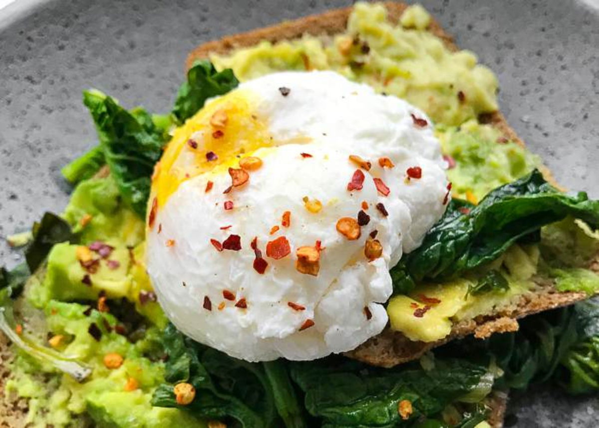 Huevos escalfados sobre pan tostado