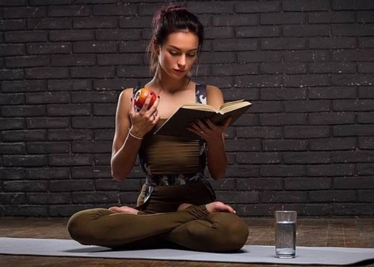 Mujer entrenando y leyendo