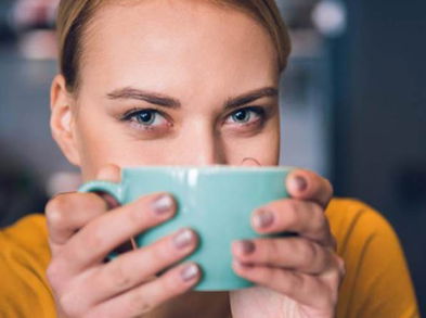 ¿El beber una infusión después de comer resulta benéfico?