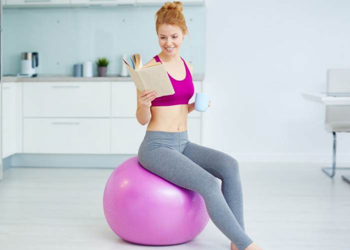 Mujer leyendo y ejercitándose