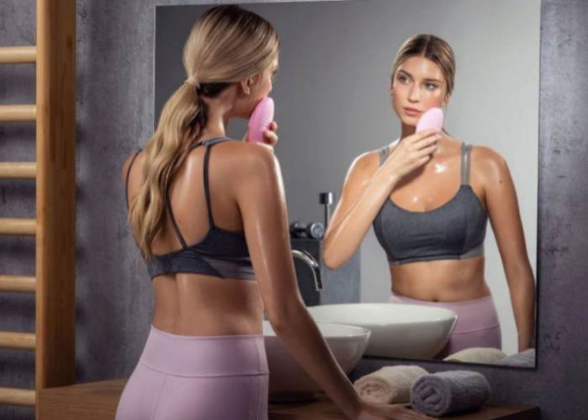 Mujer limpiando rostro