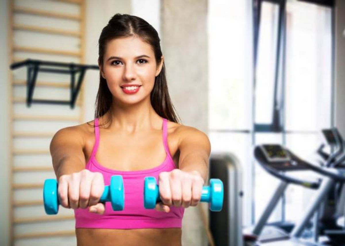 Mujer maquillada en el gimnasio