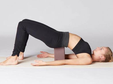 Aumenta la fuerza y flexibilidad con estos elementos en tu sesión de Yoga