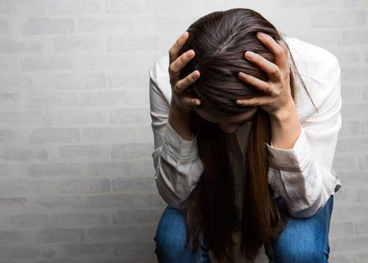 Mujer tocándose cabeza