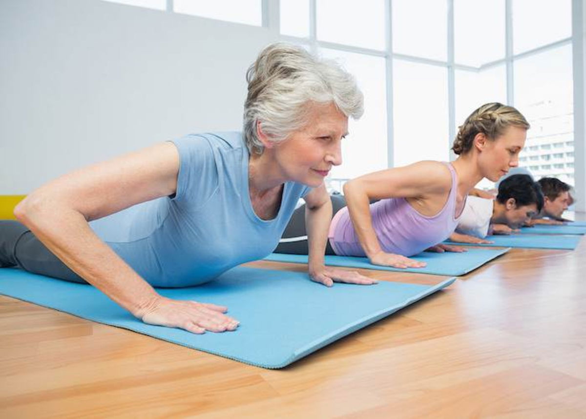 Mujeres mayores haciendo Yoga