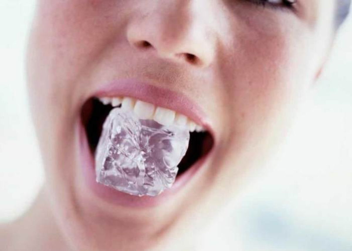 Persona comiendo hielo