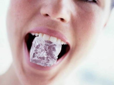 Razones por las que las personas mastican hielo