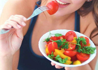 Persona comiendo vegetales