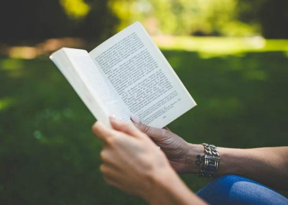 Persona leyendo libro