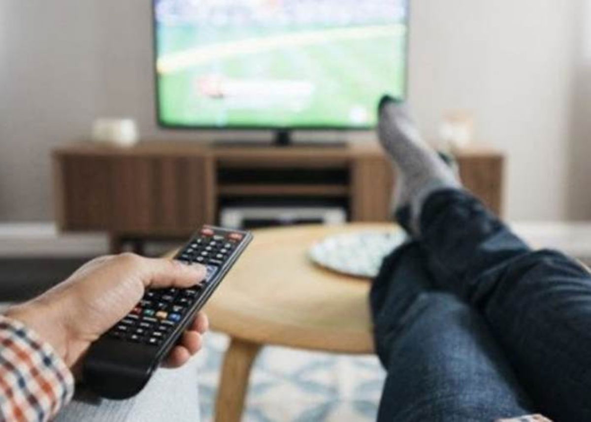 Persona mirando televisión