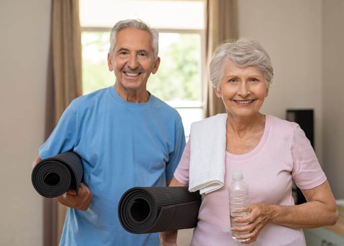 Personas adultas haciendo ejercicio