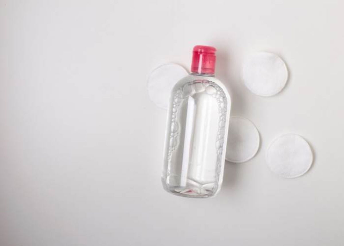 Agua micelar con algodón