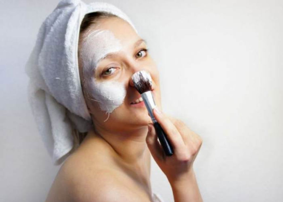 Mujer colocando mascarilla