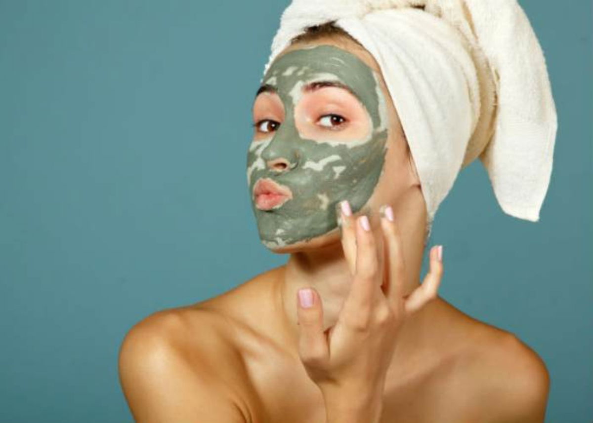 Mujer con mascarilla rostro