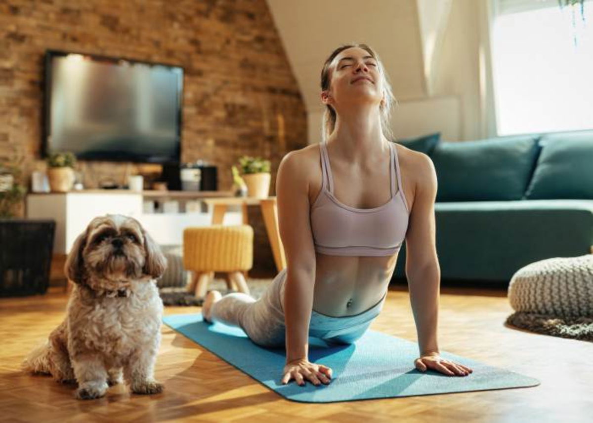 Mujer con perro haciendo ejercicio