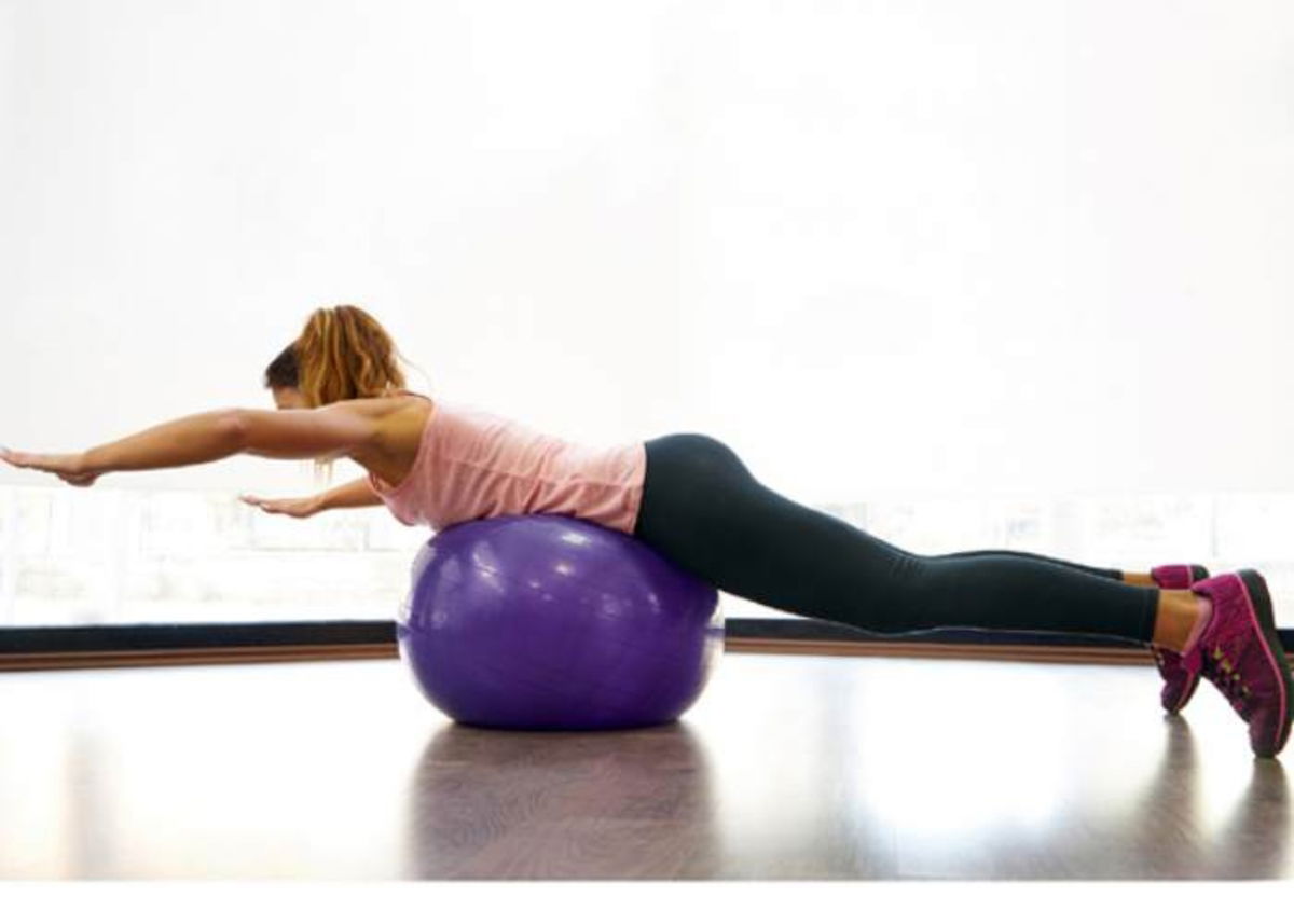 Mujer realizando ejercicio con pelota pilates