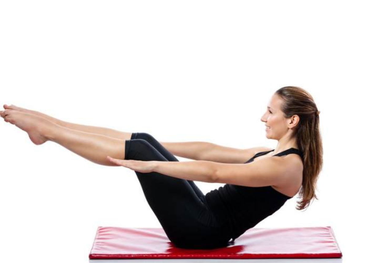 Mujer realizando ejercicio esterilla