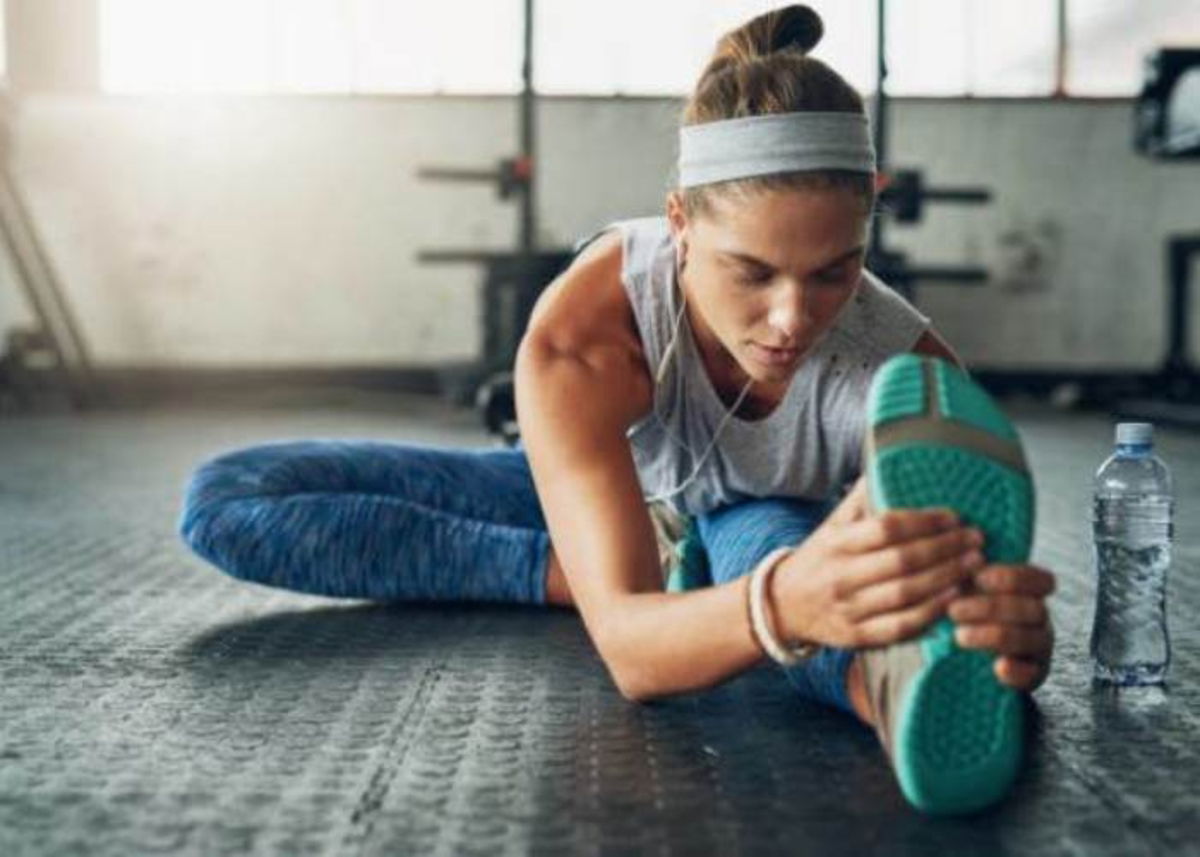 Mujer realizando estiramiento