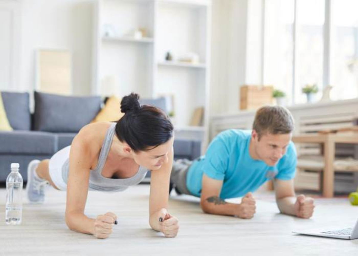 Pareja haciendo ejercicio