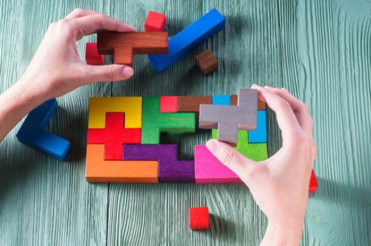 Persona armando piezas