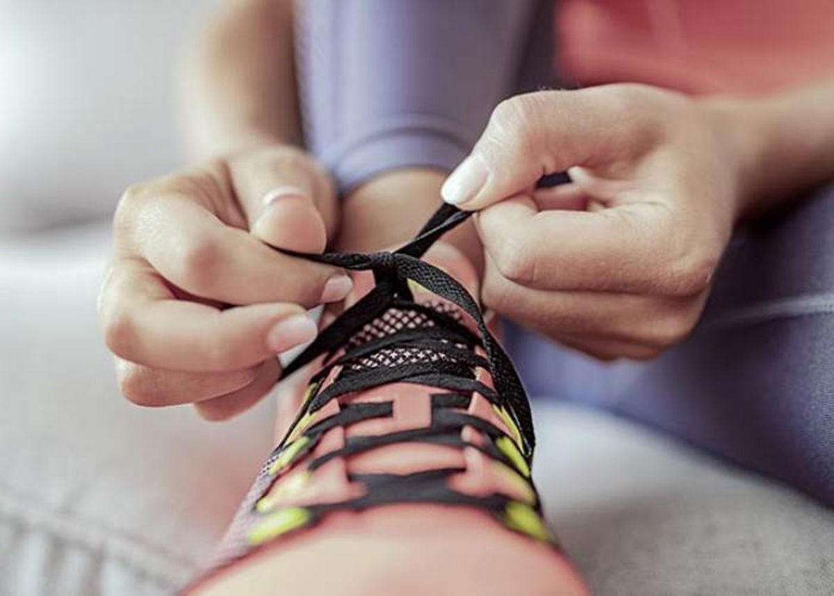Persona atando agujetas