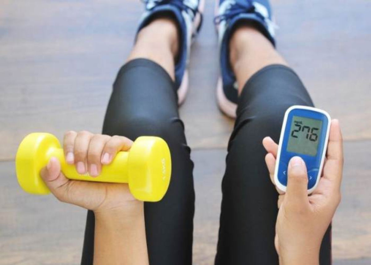 Persona con mancuerna y lector