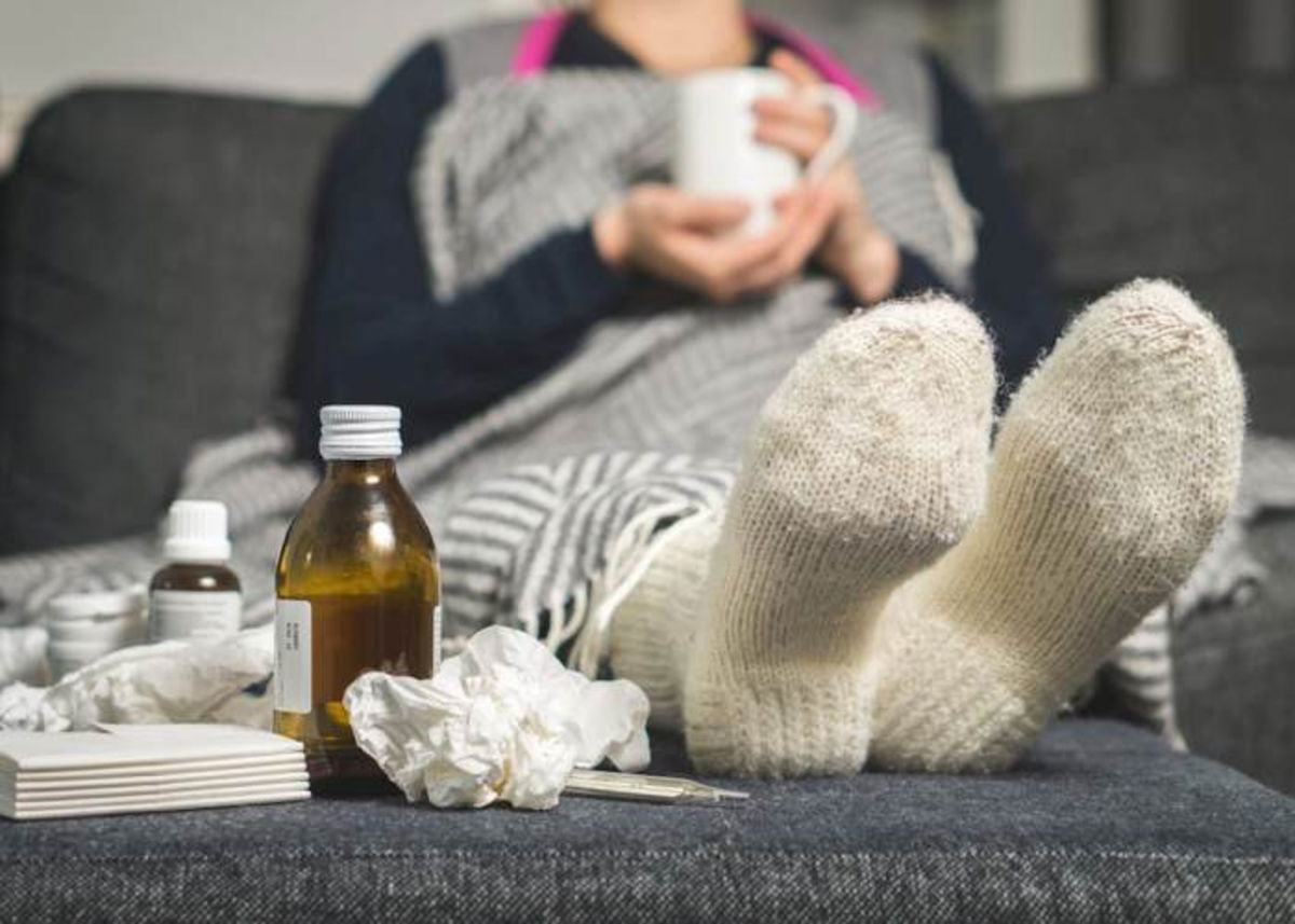 Persona enferma tomando remedio